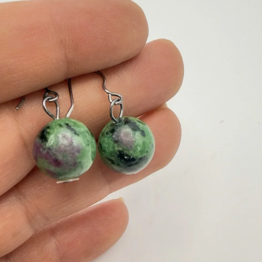 VTG Artisan Hook Dangle Earrings Ruby Green Zoisite 925 Sterling 12mm Ball